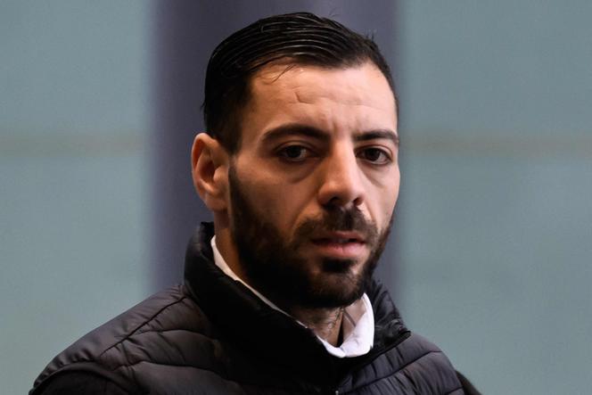 Imad Ould Brahim, vidéaste algérien connu sous le nom d’« Imad Tintin », avant de comparaître devant le tribunal dans le cadre d’un procès accéléré pour provocation directe à un acte de terrorisme, à Grenoble, le 6 janvier 2025.