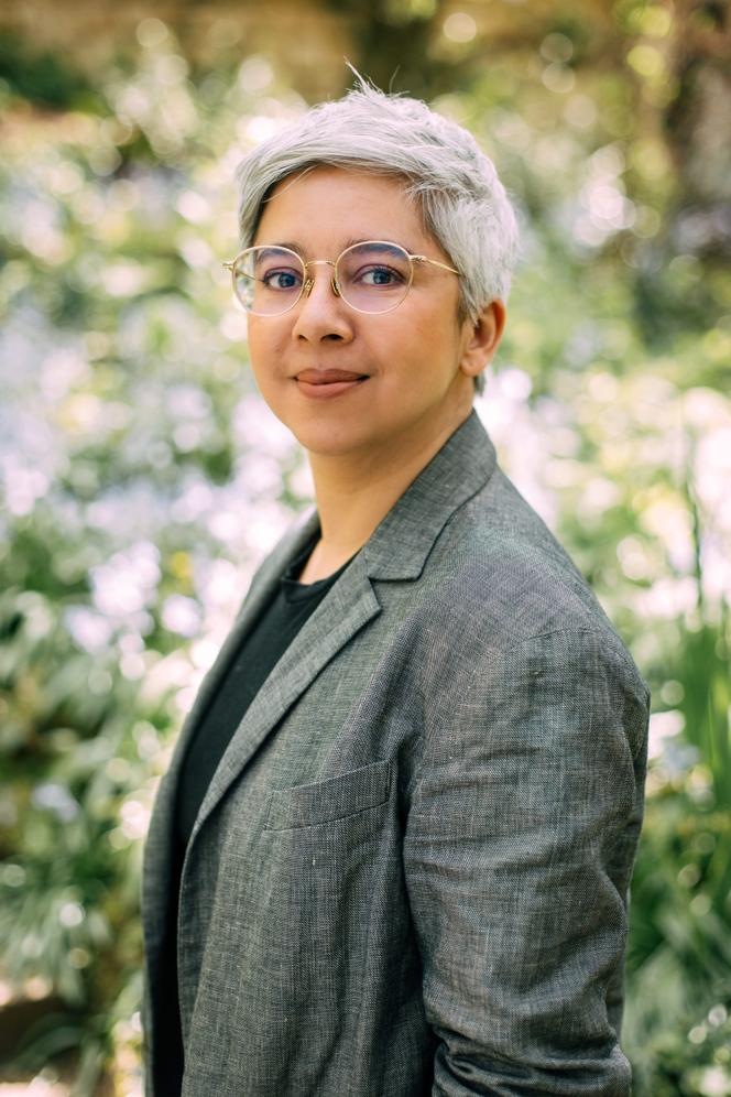 A escritora Vidya Narine, em Paris, em 2023.