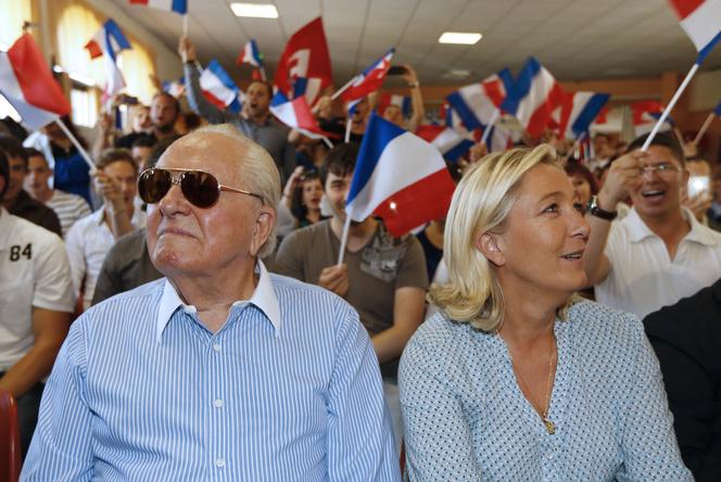 Jean-Marie Le Pen et Marine Le Pen, lors de l’université d’été du Front national de la jeunesse, à Fréjus (Var), le 7 septembre 2014.