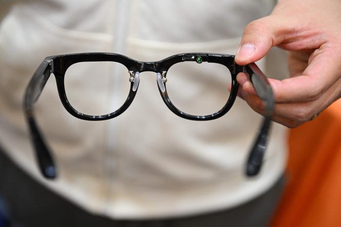 Les lunettes de réalité connectées d’Halliday sont capables de projeter une image directement sur l’œil.