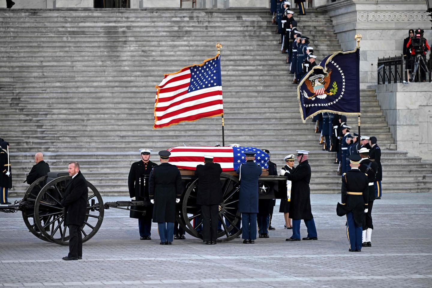 Jimmy Carter's casket arrives to the Capitol by motorcade