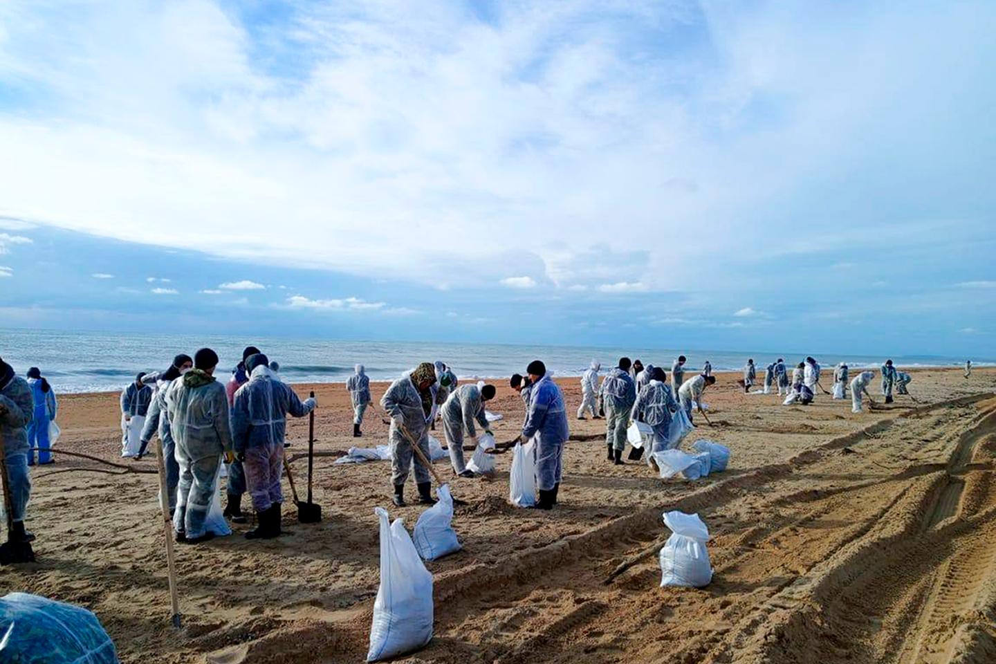 Russian authorities' handling of Black Sea oil spill criticized: 'It's the worst-case scenario.'