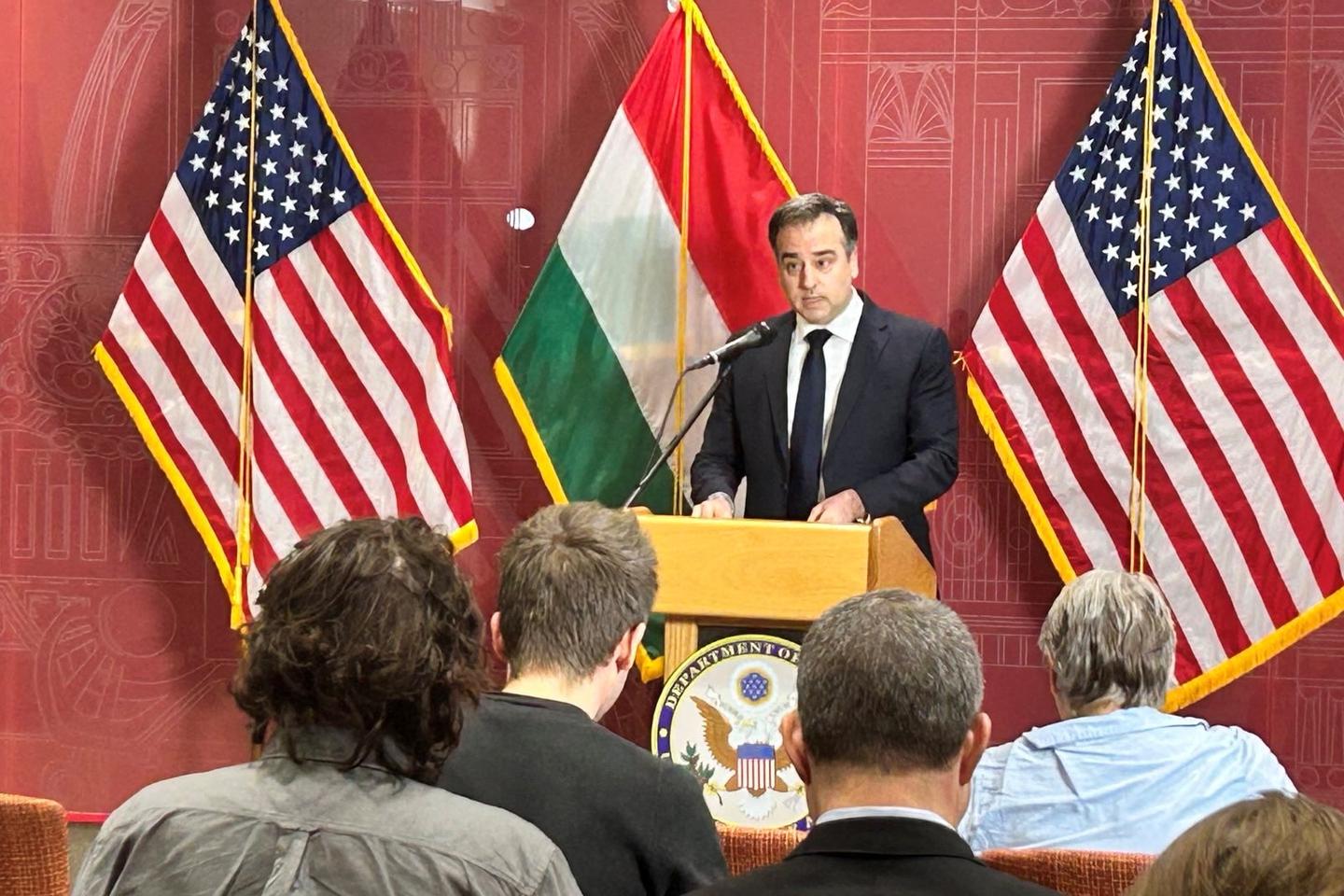 In Hungary, the US ambassador steps down under the pro-regime forces' jeers