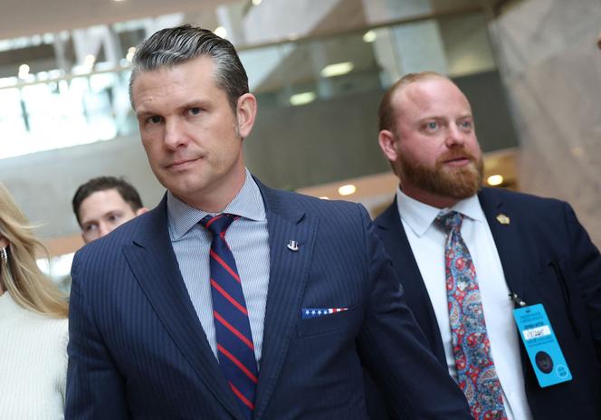 Pete Hegseth, choisi par Donald Trump pour être secrétaire à la défense, arrive pour une réunion au Hart Senate Office Building, le 8 janvier 2025, à Washington, DC.