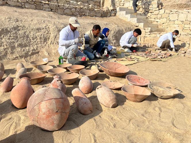 Des archéologues du ministère du tourisme et des antiquités au travail, près du temple de la vallée de la reine Hatshepsout, à Deir El-Bahari, en Egypte, le 8 janvier 2025. 
