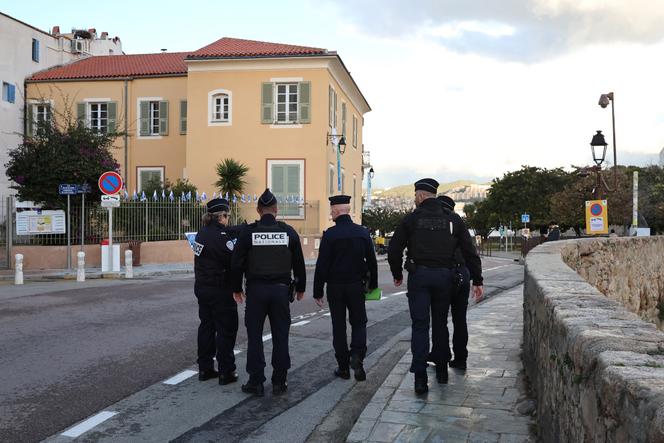 Des policiers patrouillent dans les rues d’Ajaccio, le 14 décembre 2024.