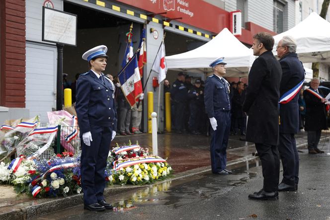 Le président français, Emmanuel Macron, et le maire de Montrouge, Etienne Lengereau, se recueillent lors d’une cérémonie en l’honneur de la policière Clarissa Jean-Philippe, tuée par Amedy Coulibaly en 2015, à Montrouge près de Paris, 8 janvier 2025.