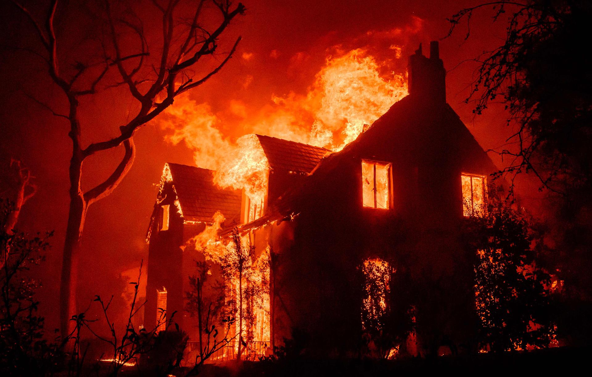 Une maison brûle lors de l’incendie d’Eaton dans la région d’Altadena, dans le comté de Los Angeles, en Californie, le 8 janvier 2025.