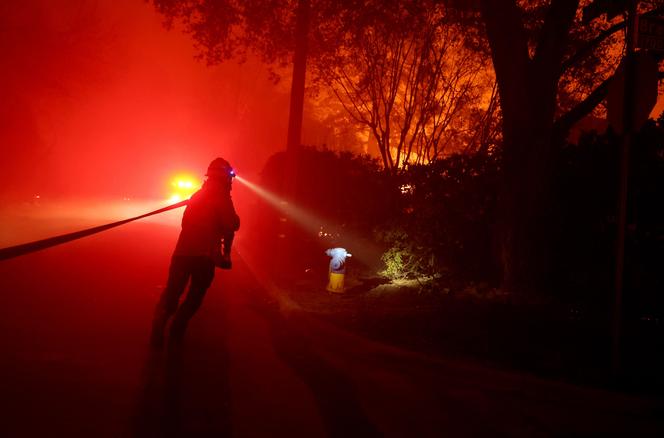 Un pompier combat l'incendie d'Eaton à Altadena, en Californie, le 8 janvier 2025.