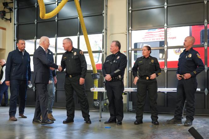 Joe Biden visite une caserne de pompiers à Santa Monica, en Californie, le 8 janvier 2025.