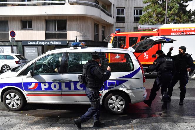 La police et les pompiers en opération devant les anciens locaux de « Charlie Hebdo », rue Nicolas-Appert, à Paris, après une attaque, le 25 septembre 2020.