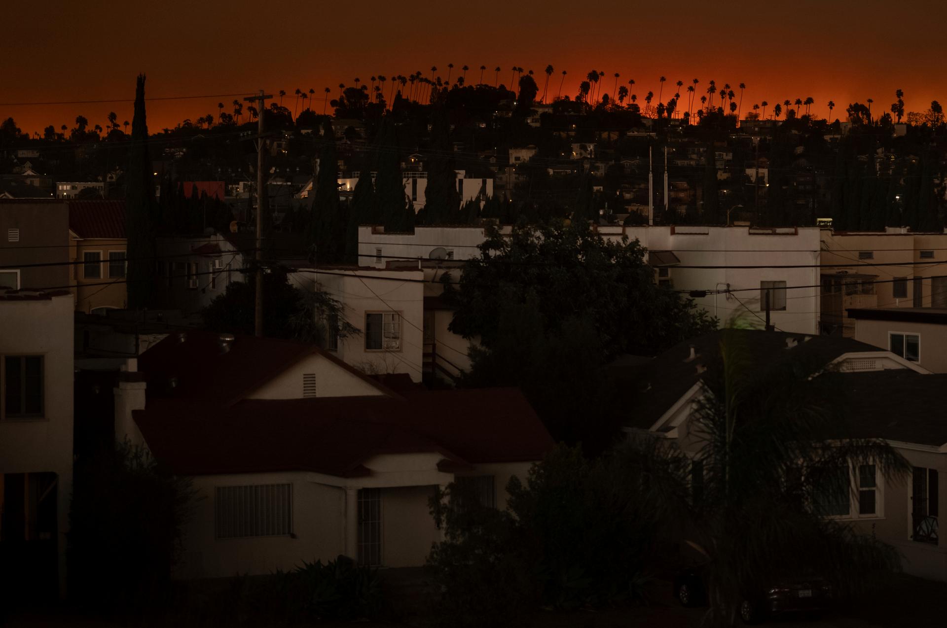 La fumée des incendies de forêt plane dans le ciel de los Angeles, le mercredi 8 janvier 2025.