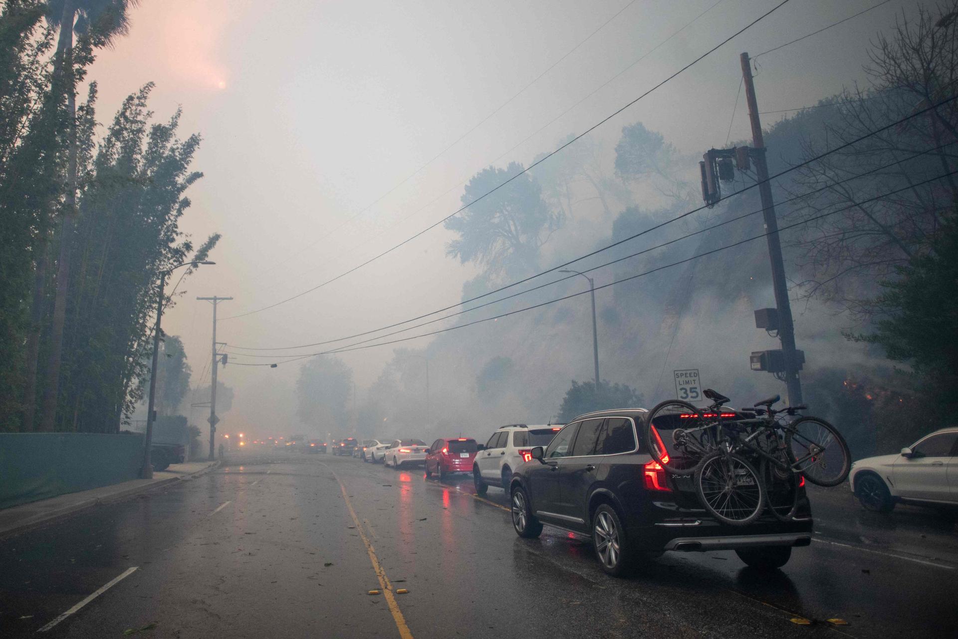 Des bouchons sur Sunset Boulevard alors que les riverains évacuent leurs maisons le 7 janvier 2025 à Pacific Palisades, en Californie.