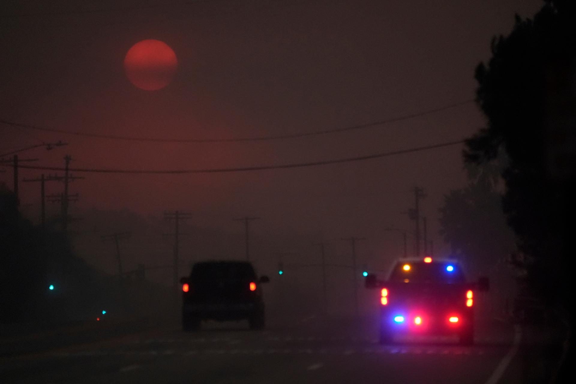 Le soleil se lève sur le quartier de Pacific Palisades à Los Angeles, le mercredi 8 janvier 2025.