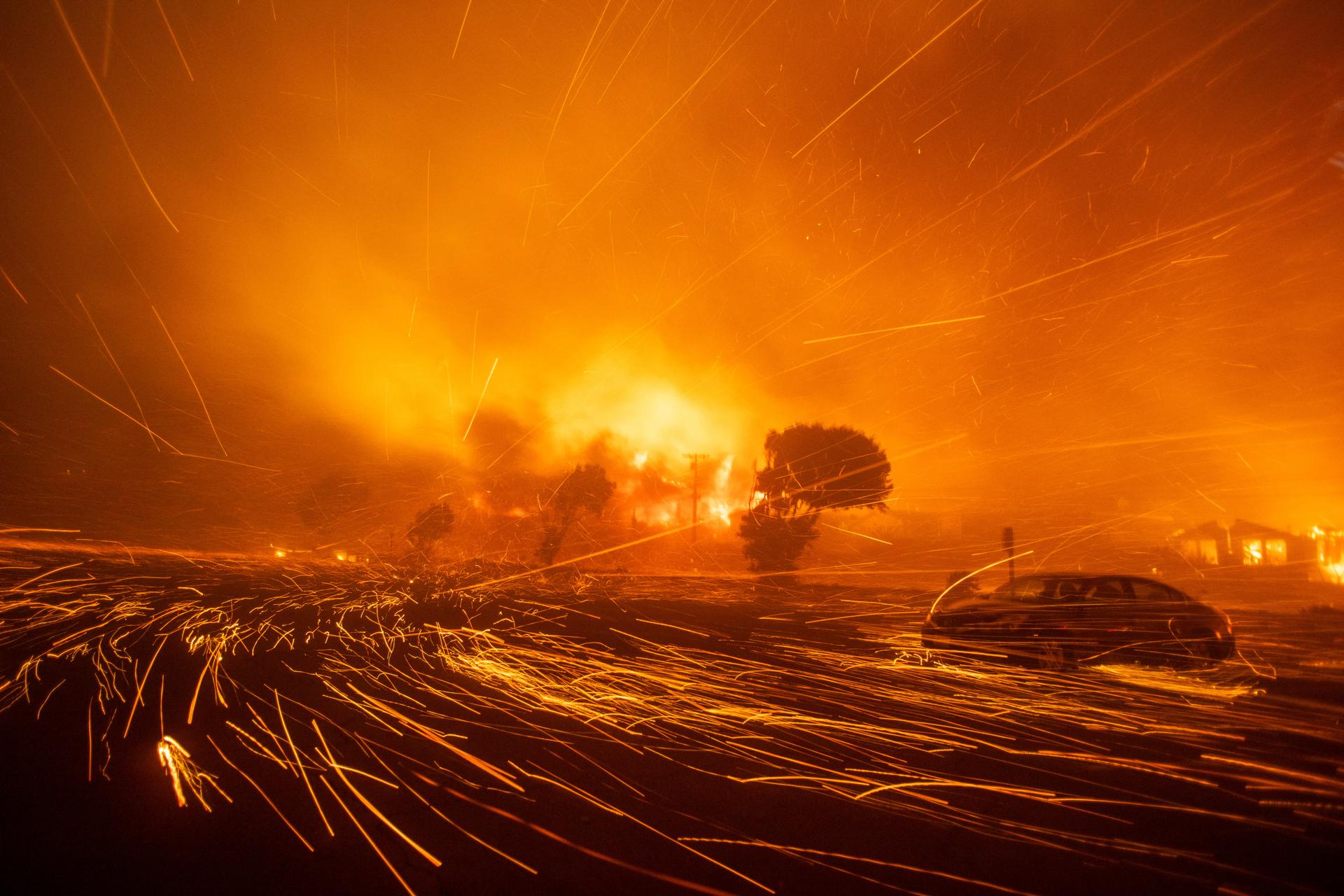 Le vent fouette les braises lors de l’incendie du quartier de Palisades à l’ouest de Los Angeles, Californie, le 7 janvier 2025. 