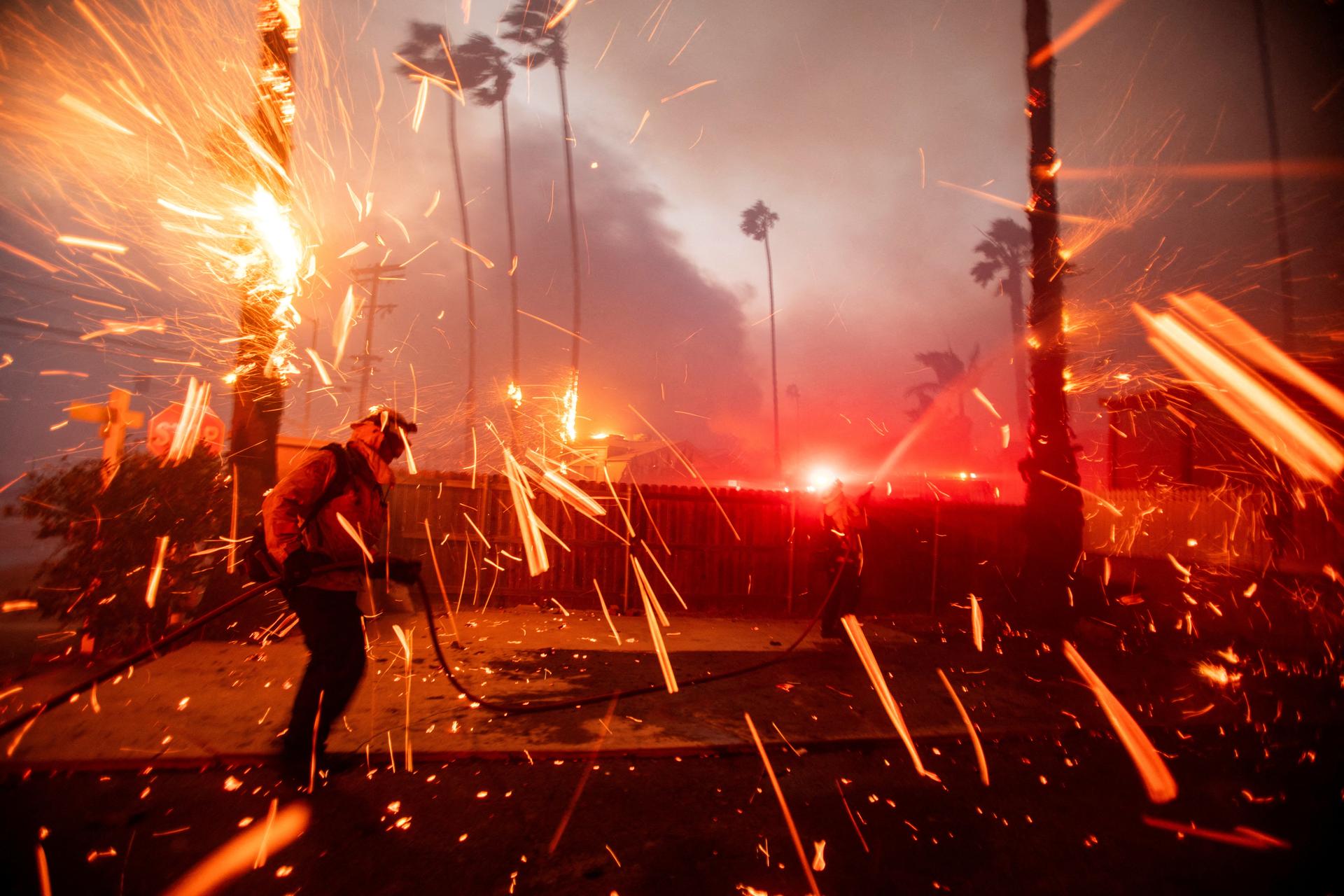 Des pompiers luttent contre l’incendie de Palisades à l’ouest de Los Angeles, en Californie, aux Etats-Unis, le 7 janvier 2025.