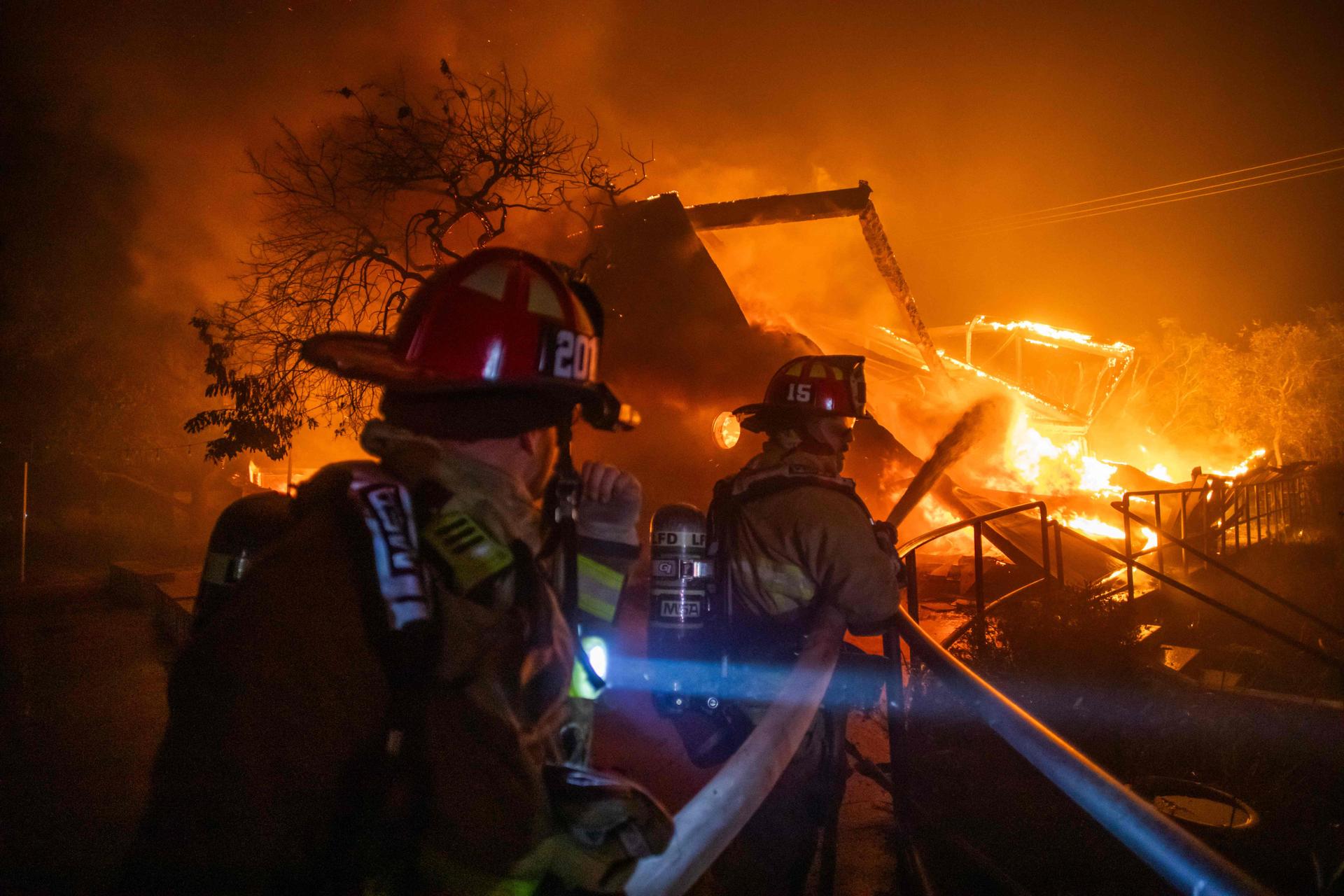 Le théâtre de Palisade en feu pendant une puissante tempête de vent le 8 janvier 2025 dans le quartier de Pacific Palisades à Los Angeles, Californie.