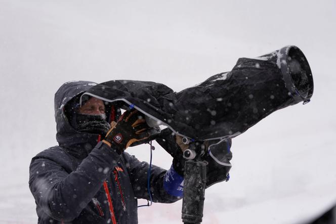 Le photographe Tom Pennington, travaillant pour l’agence Getty Images, lors des Jeux olympiques d’hiver de Pékin, en février 2022.
