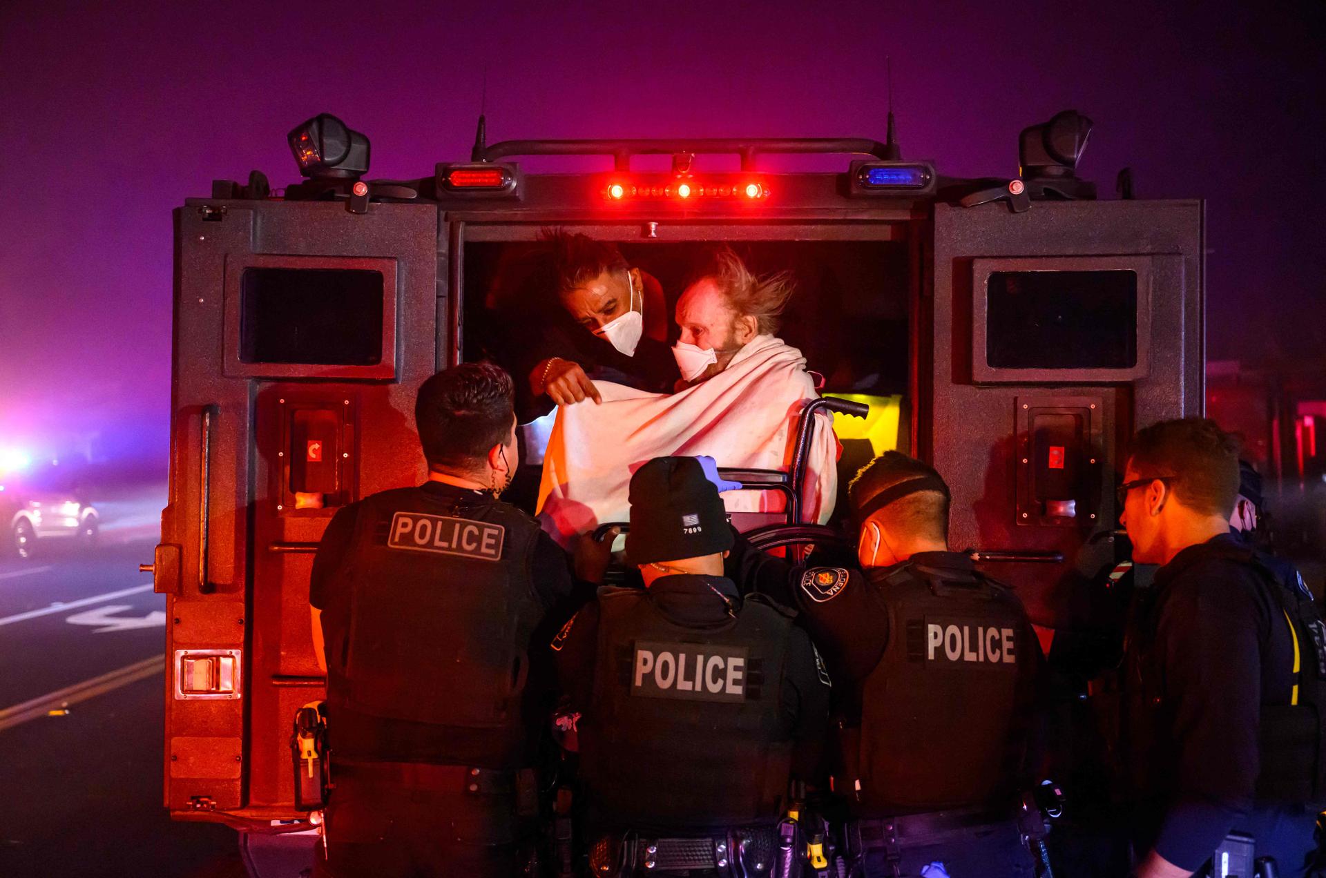 Une personne âgée est évacuée par la police dans un véhicule blindé lors de l’incendie d’Eaton à Pasadena, en Californie, le 7 janvier 2025.