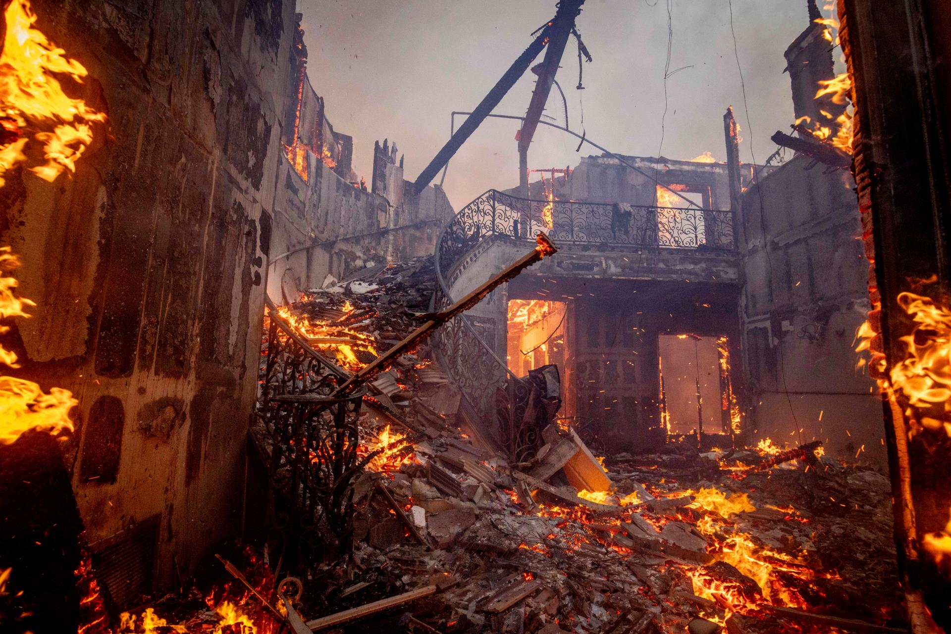 Une résidence incendiée dans le quartier de Pacific Palisades à Los Angeles, le mardi 7 janvier 2025.