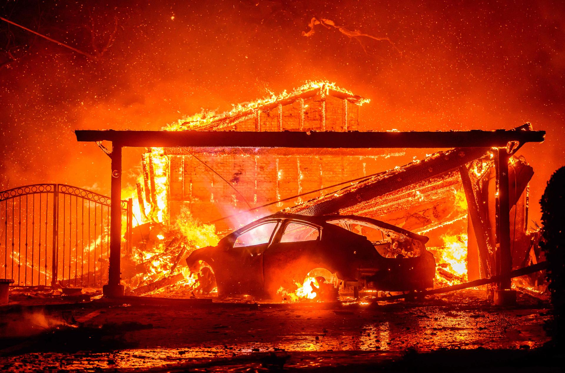 Une voiture et une maison brûlent lors de l’incendie d’Eaton dans la région d’Altadena, dans le comté de Los Angeles, en Californie, le 8 janvier 2025.