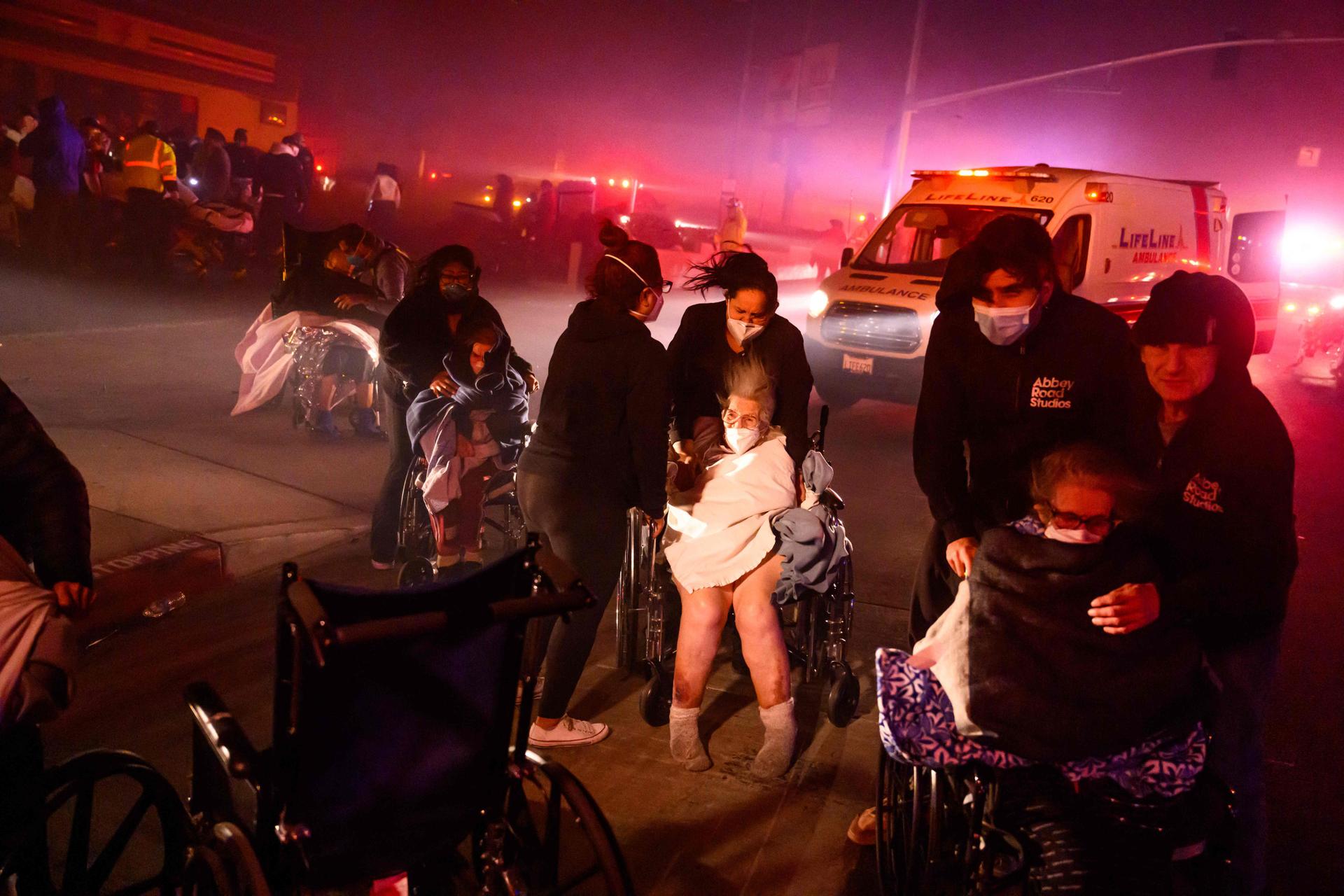 Des personnes âgées sont évacuées dans des véhicules de secours alors que les braises et les flammes approchent, lors de l’incendie d’Eaton à Pasadena, en Californie, le 7 janvier 2025.