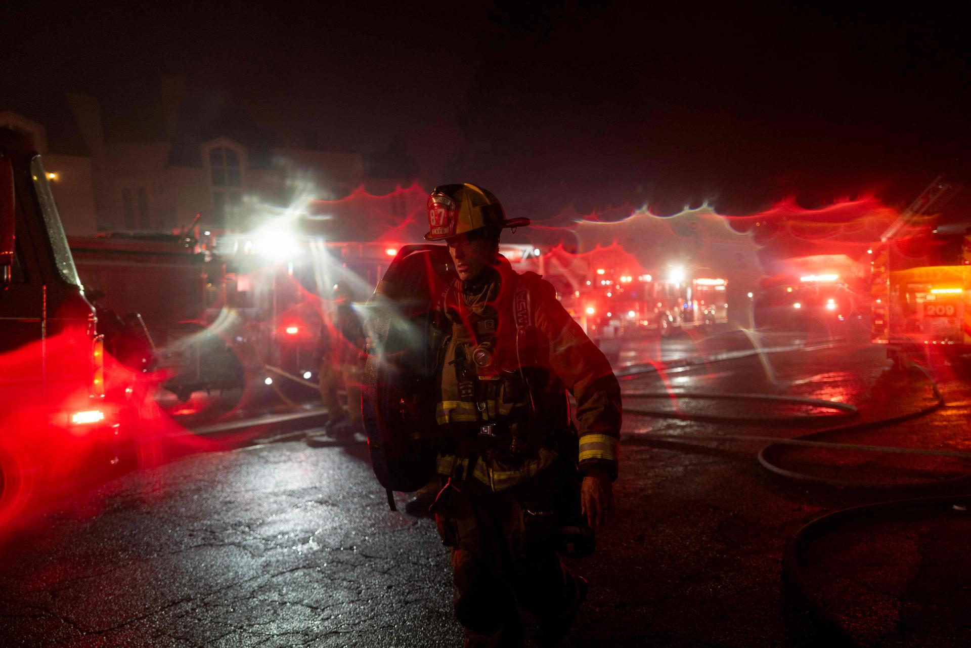  Un pompier au travail le 7 janvier 2025 dans le quartier de Pacific Palisade, à Los Angeles, Californie. 