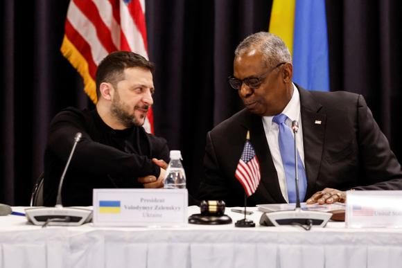 Le président ukrainien, Volodymyr Zelensky, et le secrétaire à la défense américain, Lloyd Austin, lors de la réunion du groupe de contact sur la défense de l’Ukraine à la base aérienne de Ramstein, en Allemagne, le 9 janvier 2025.
