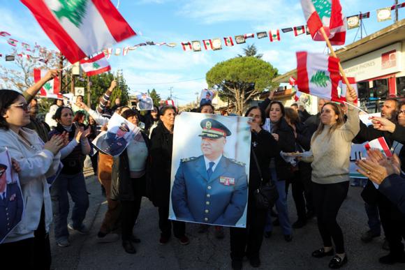 Des Libanais célèbrent l’élection du chef de l’armée libanaise Joseph Aoun à la présidence du Liban, dans la ville de Qlayaa, au sud du pays, le 9 janvier 2025.