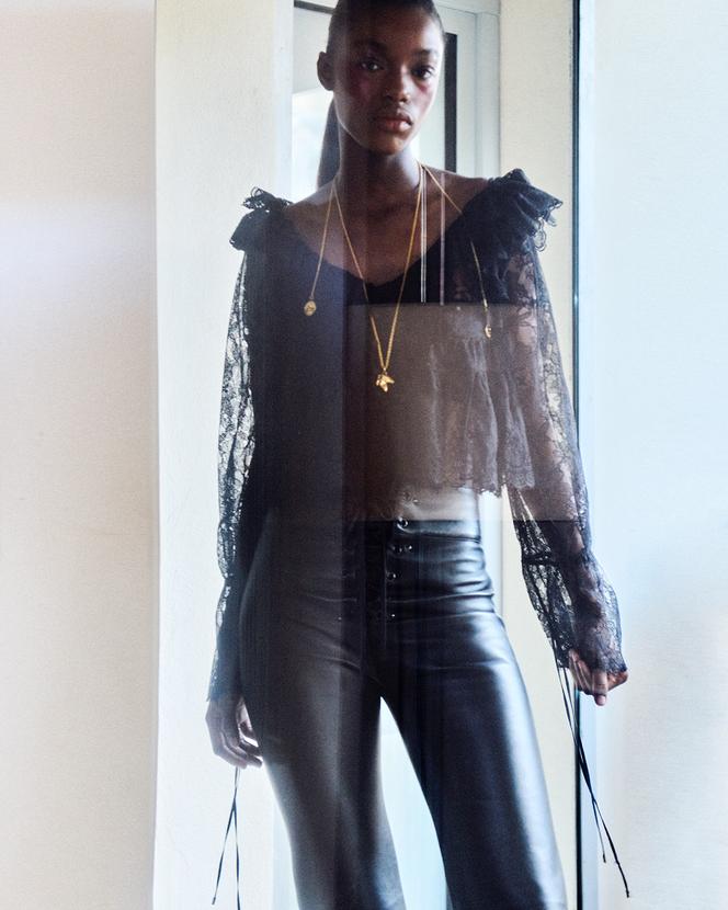 Top en dentelle de coton et polyamide, 2 490 €, bermuda et collier Chloé. chloe.com