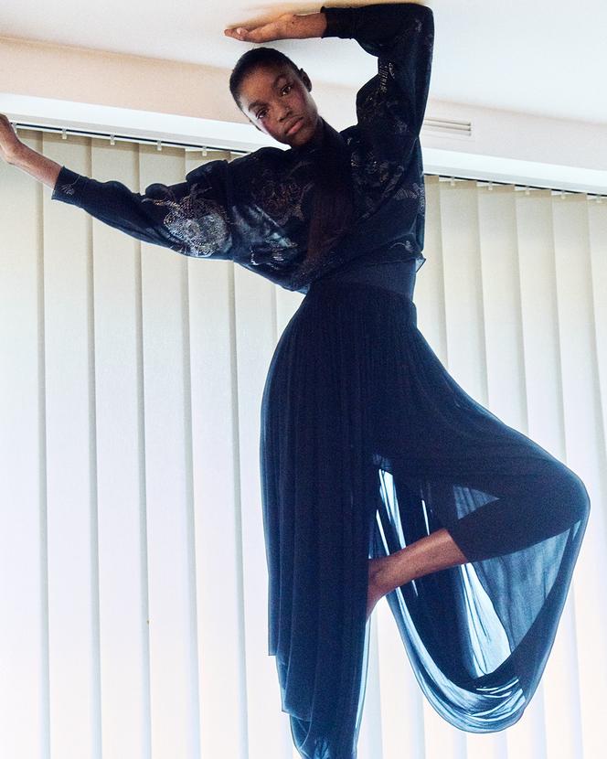 Pull ras du cou en jersey avec broderie florale en cristal, Giorgio Armani, 4 900 €. giorgioarmani.com