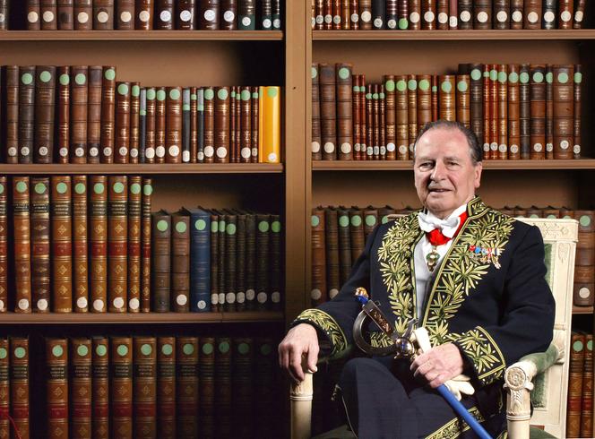 Gabriel de Broglie na biblioteca do Institut de France, em Paris, 4 de dezembro de 2003.