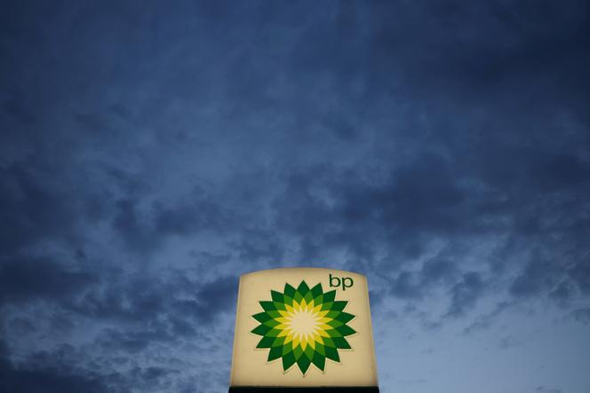 Le logo de la compagnie pétrolière britannique BP est visible dans une station-service à Pienkow, en Pologne, le 8 juin 2022. 