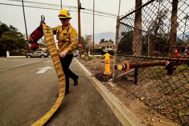 Un pompier s'éloigne d'une bouche d'incendie vide alors qu'il combat l'incendie d'Eaton et des vents violents attisent des incendies dévastateurs dans la région de Los Angeles, en Californie, et forcent les habitants à évacuer, à Altadena, le 9 janvier 2025.