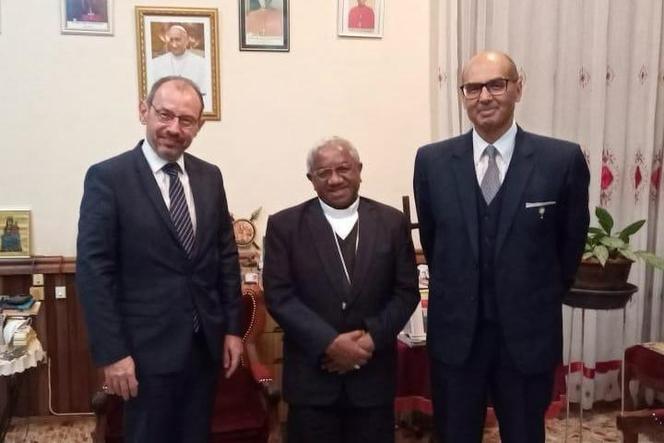 Paul Maillot Rafanoharana (à droite), Mgr Odon Razanakolona et l’ambassadeur de France, Christophe Bouchard, lors d’une rencontre à l’archevêché d’Antananarivo en octobre 2020.