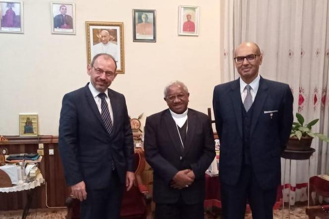 Paul Rafanoharana Maillot (à droite), Mgr Odon Razanakolona et l’ambassadeur de France, Christophe Bouchard, lors d’une rencontre à l’archevêché d’Antananarivo en octobre 2020.