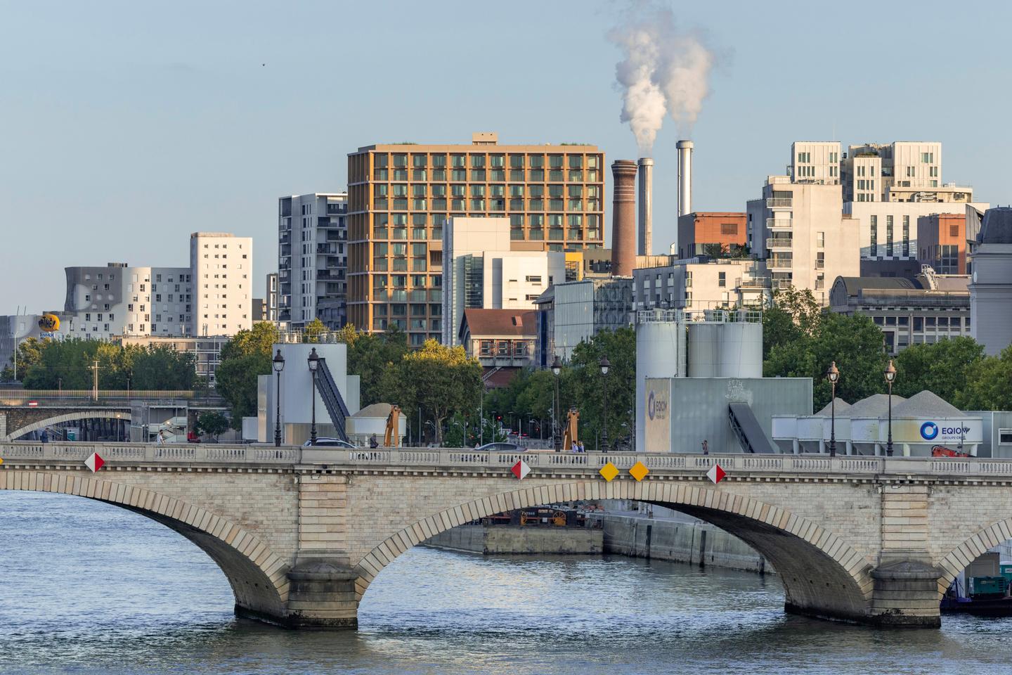 Regarder la vidéo A Paris, une tour en bois au bord du périphérique