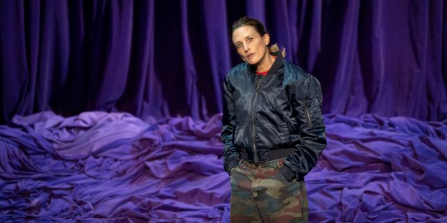 Au Théâtre des Bouffes du Nord, Camille Cottin sur scène dans un « rendez-vous » sans lendemain