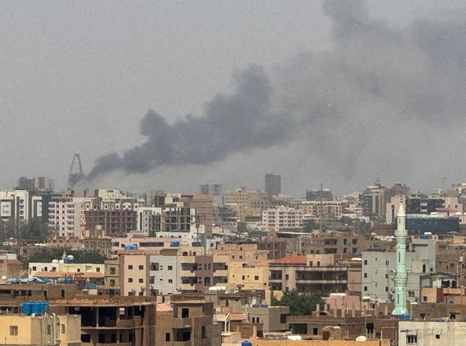 Des panaches de fumée s’élèvent lors d’affrontements entre les forces paramilitaires de soutien rapide et l’armée à Khartoum, le 26 septembre 2024. 