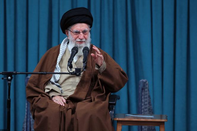 Aiatolá Ali Khamenei, 1º de janeiro de 2025, em Teerã, em foto divulgada pelo gabinete do Líder Supremo iraniano.