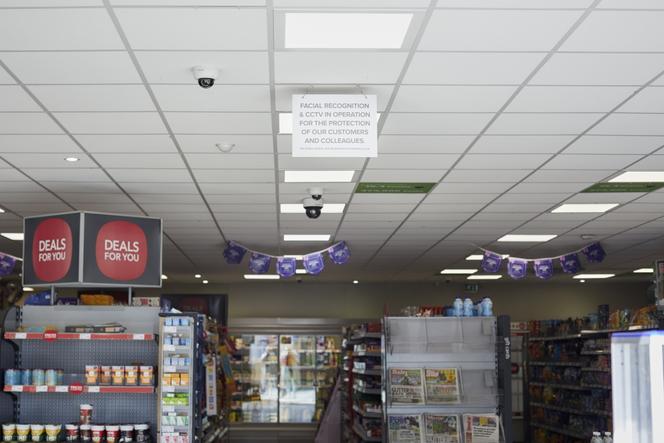 Dans un supermarché qui utilise la technologie de la société Facewatch, un panneau indique que « la vidéosurveillance et la reconnaissance faciale sont utilisées pour la protection des clients et des employés ». A Bristol (Royaume-Uni), le 28 juin 2023. 