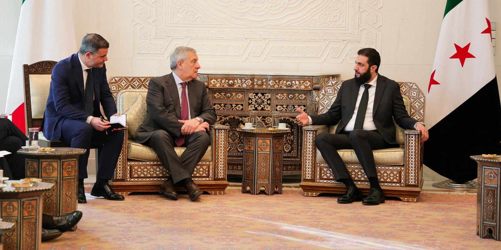 Le ministre des affaires étrangères italien, Antonio Tajani, rencontre le nouveau dirigeant syrien, Ahmed Al-Charaa, à Damas, le 10 janvier 2025. 