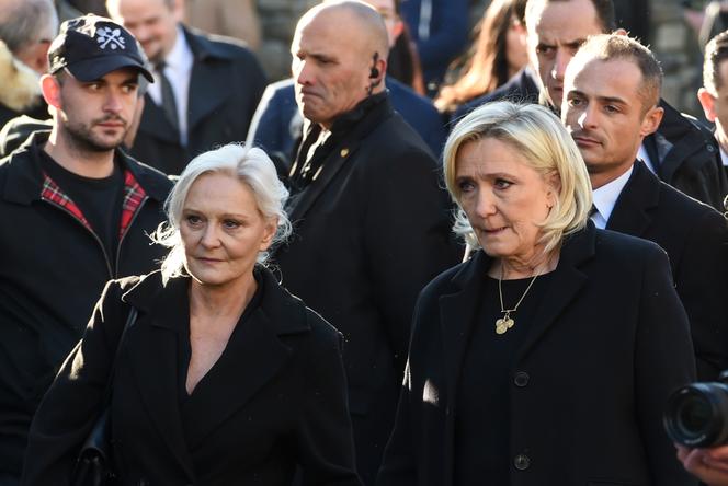 Marine Le Pen et sa sœur Marie-Caroline Le Pen, aux funérailles de leur père, à La Trinité-sur-Mer, samedi 11 janvier 2025. 