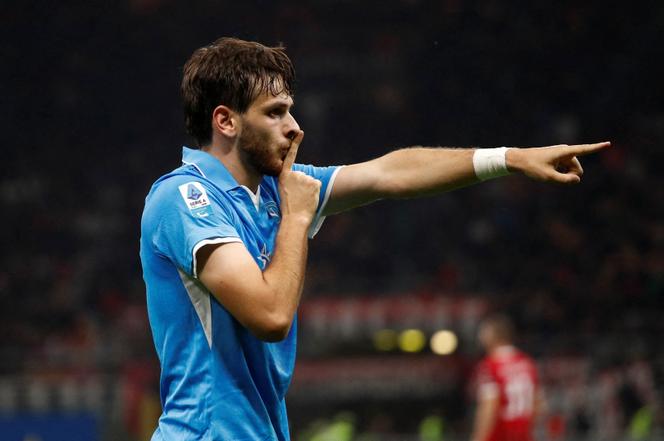 Khvicha Kvaratskhelia comemora um gol durante partida contra o AC Milan em 29 de outubro de 2024, no estádio San Siro.