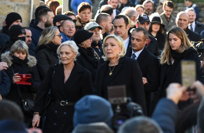 Marine Le Pen, leader de l’extrême droite française, et sa sœur Marie-Caroline Le Pen arrivent aux funérailles de leur père, Jean-Marie Le Pen, ancien leader du parti d’extrême droite Front national, à La Trinité-sur-Mer, samedi 11 janvier 2025. 