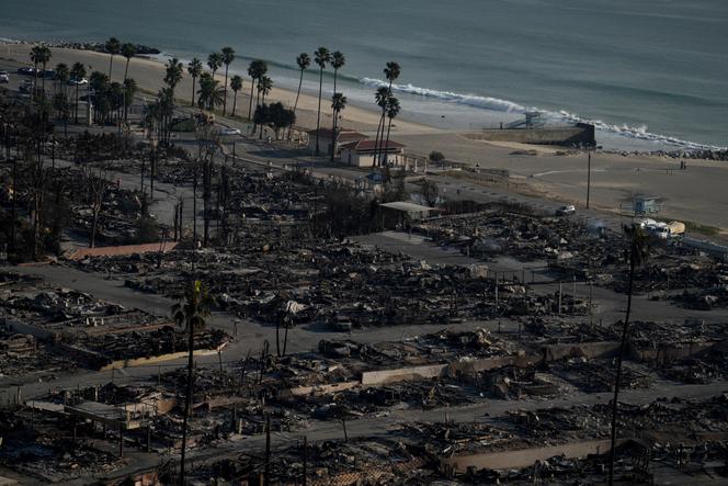 Des maisons ont entièrement brûlé après l'incendie de Palisades dans le quartier Pacific Palisades de Los Angeles, Californie, le 10 janvier 2025.