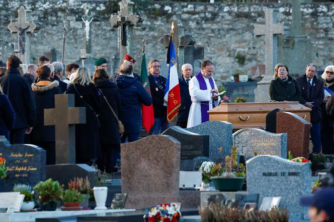 Des proches assistent aux funérailles de Jean-Marie Le Pen, au cimetière de la Trinité-sur-Mer,  le 11 janvier 2025.