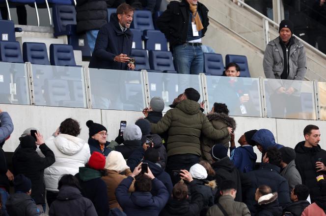 Jürgen Klopp (topo) fala aos torcedores no final da partida da Ligue 2 entre Paris FC e Amiens, no estádio Charléty, em 11 de janeiro de 2025.