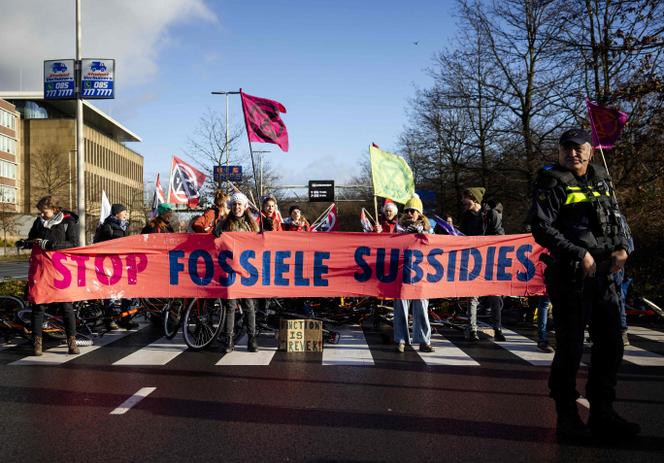 Des militants pour le climat d’Extinction Rebellion manifestent à La Haye, samedi 11 janvier 2025, pour que le gouvernement néerlandais arrête de subventionner les énergies fossiles. 