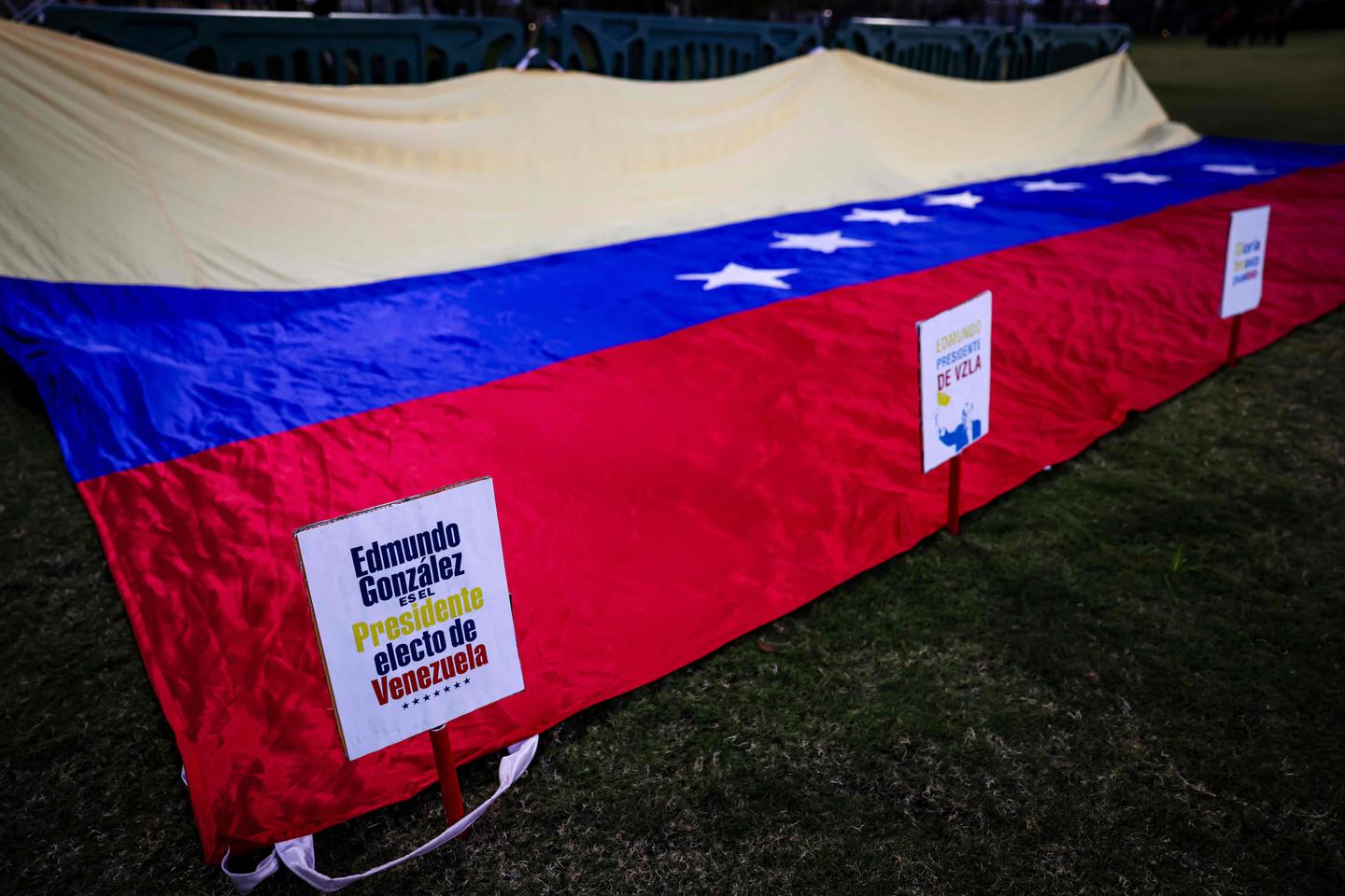 Venezuela restricts French, Italian and Dutch diplomats